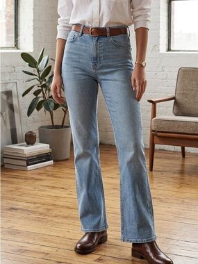 H&M Light Blue Flare Jeans size 6 waist 14” inseam 29.5” rise 11.5” A0154